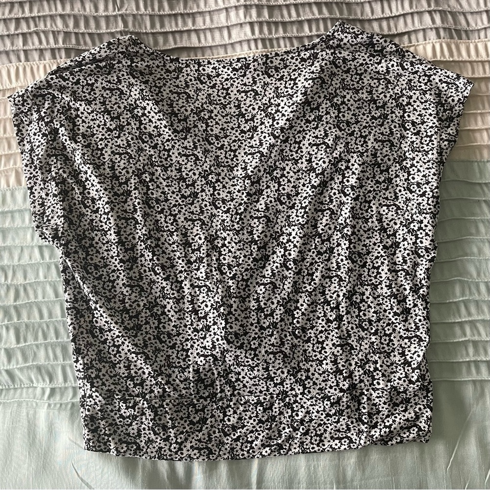 Lucky Brand cap sleeve v-neck, twist knot waist, black and white floral, medium - Picture 3 of 3